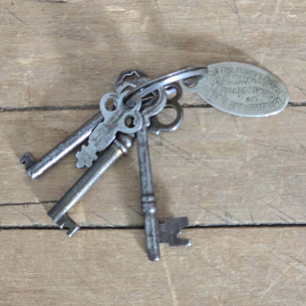 Vintage One Dollar Reward Combined Registry Co. Chicago IL Fob Tag Token W/ Keys